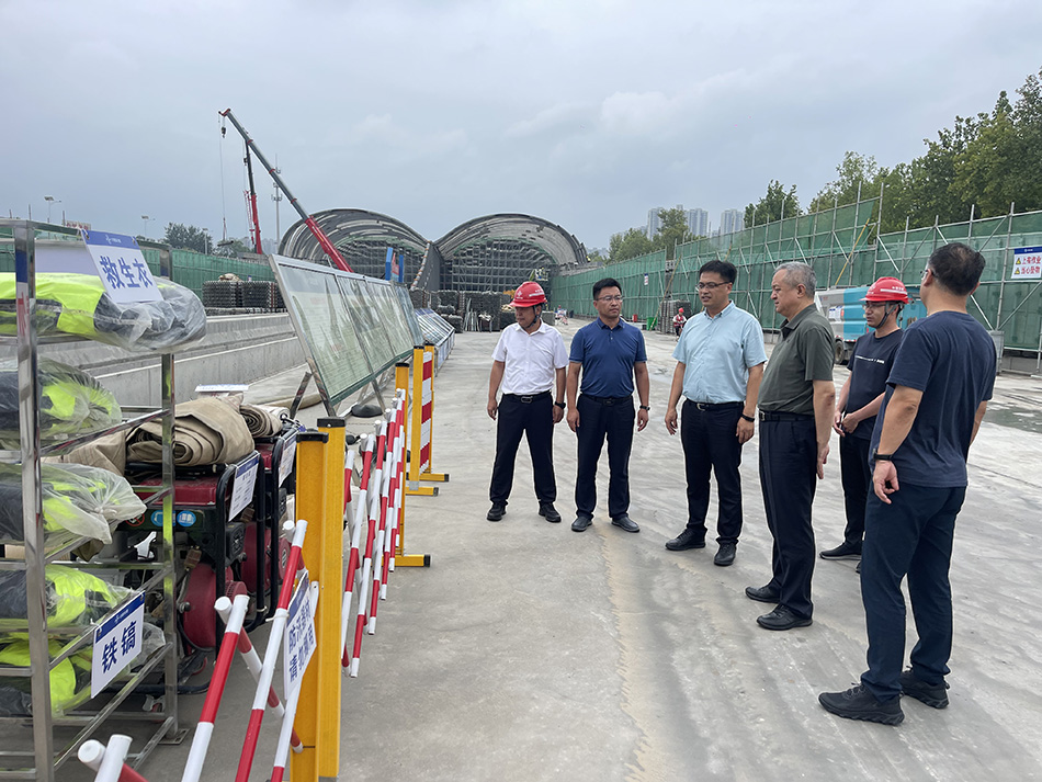 副市長(zhǎng)鄭巍調(diào)研檢查復(fù)興大街市政化改造項(xiàng)目防汛工作