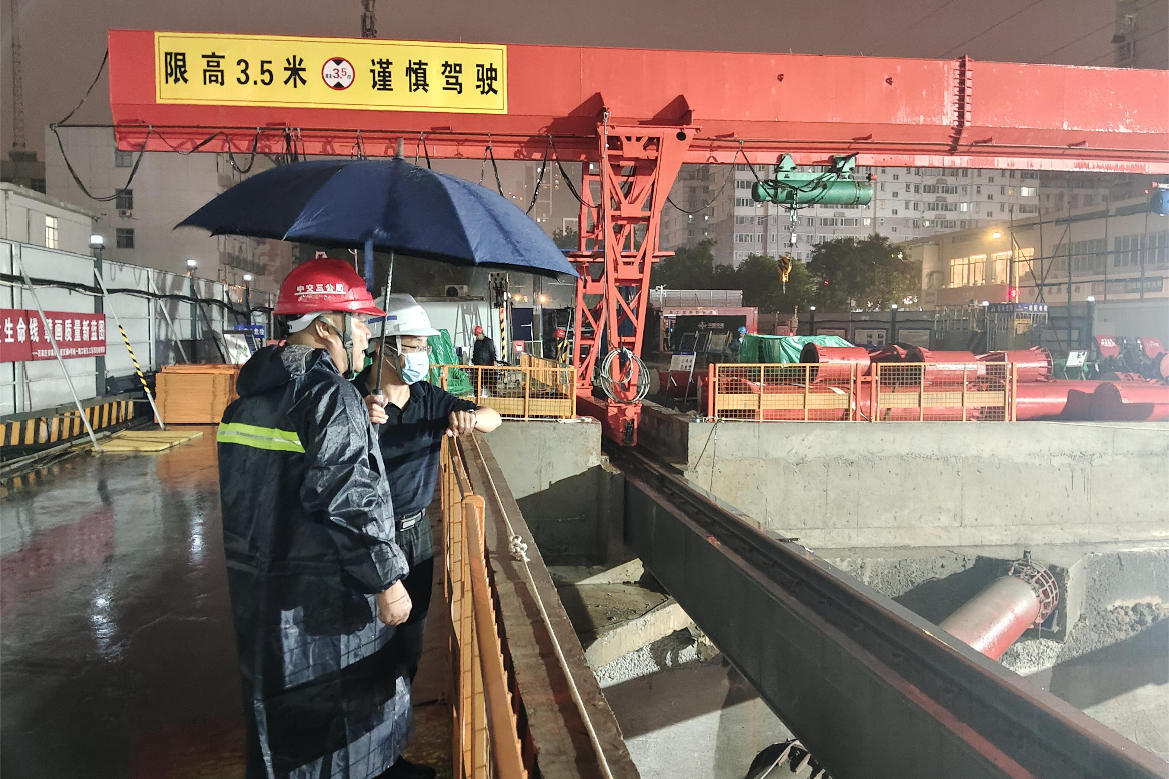 市軌道集團(tuán)丨以雨為令督現(xiàn)場 地鐵安全駐心間