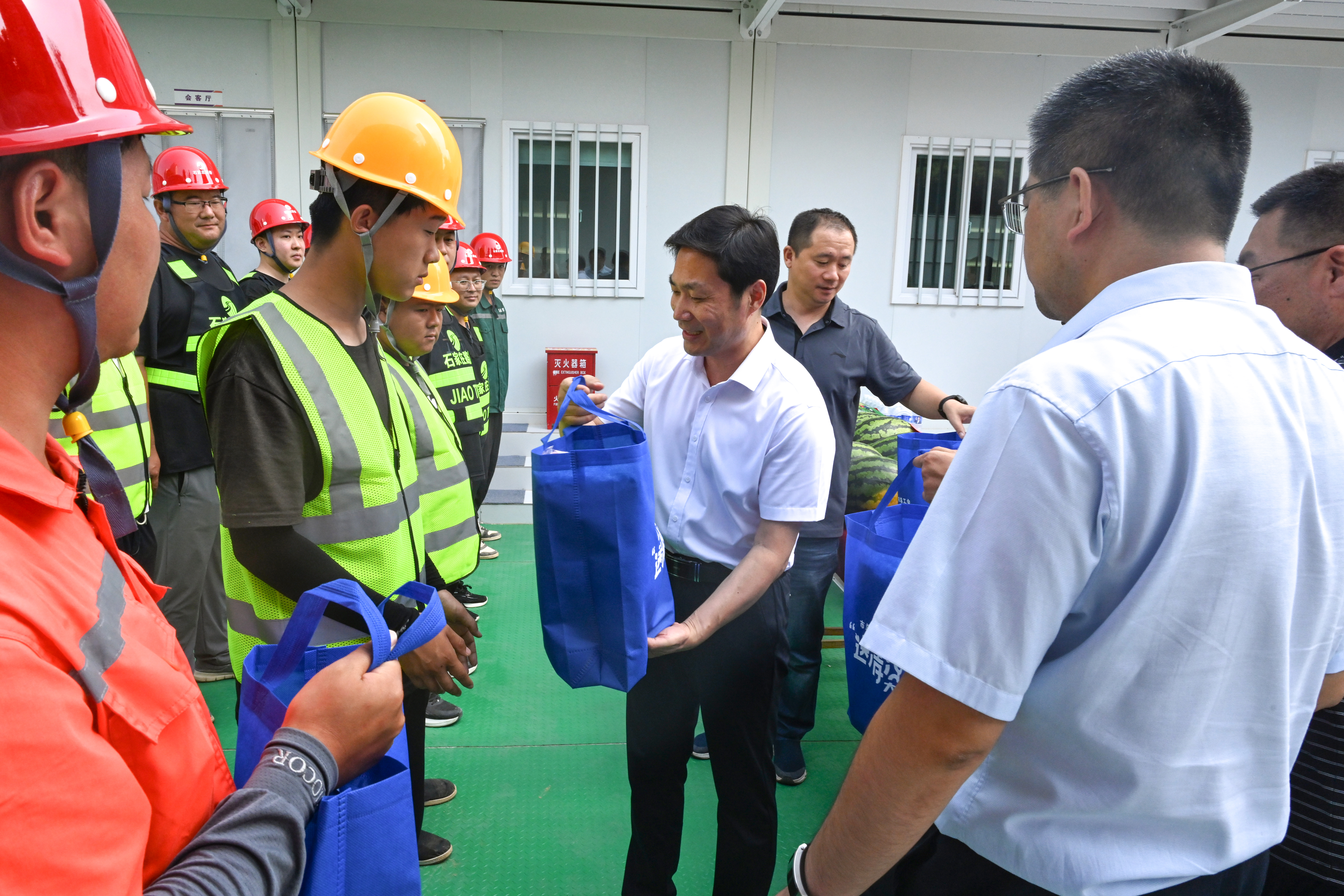 市總工會(huì)副主席張寶山到交投集團(tuán)石家莊市2301人防工程項(xiàng)目開(kāi)展夏日“送清涼”慰問(wèn)活動(dòng)